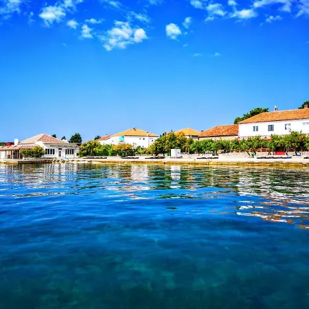 Lenka أوغليان