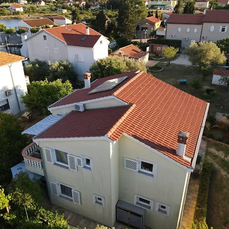 Lenka * أوغليان